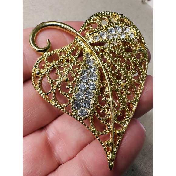 Vintage Rhinestone And Gold Heart Shape Leaf Brooch Jewelry Costume Jewelry - Picture 1 of 6